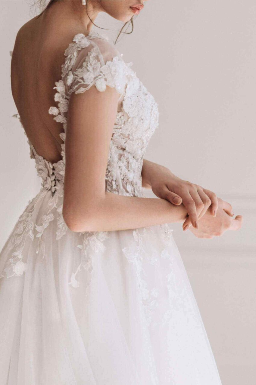 https://www.skvelasvatba.cz/wp-content/uploads/2020/12/wedding_dress_07-1-850x1280.jpg